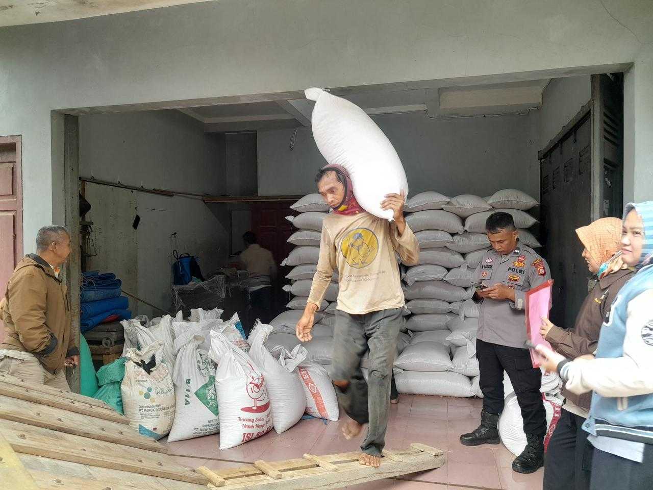Polsek Sukawening Kawal Serapan Hasil Panen Jagung Petani, 10,5 Ton Masuk Gudang Bulog Garut
